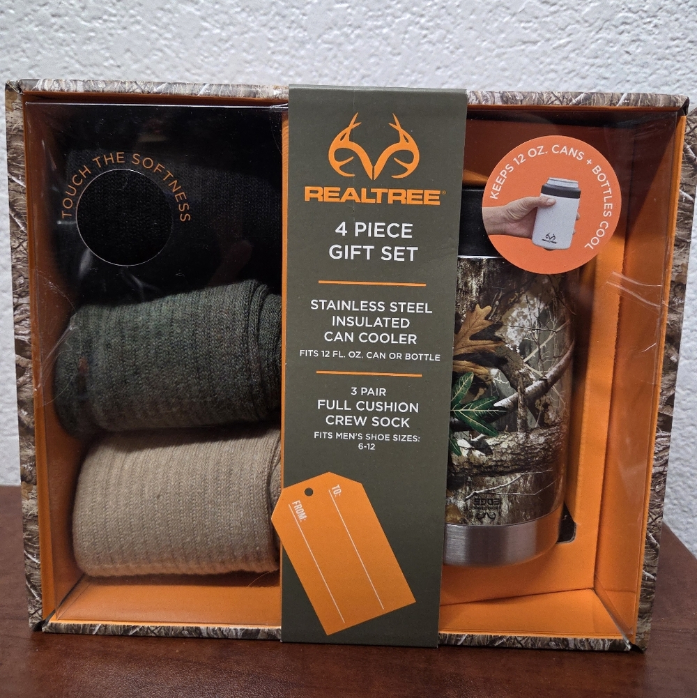 Realtree Camo Gift Set with Insulated Can Cooler and Socks NIB